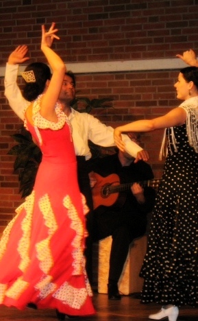 Mann und Frauen tanzen Sevillanas