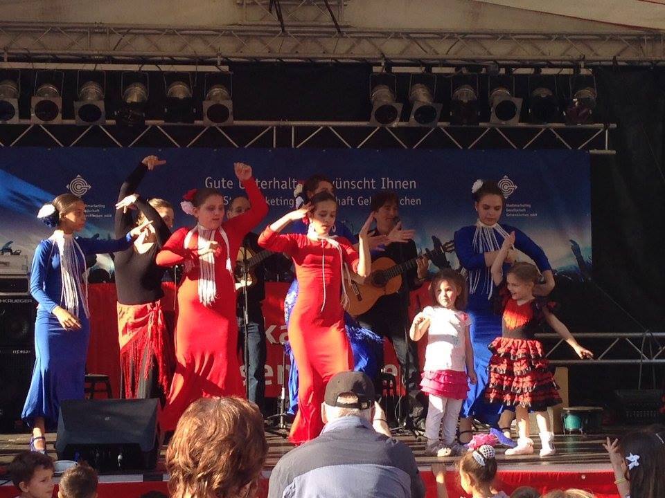 Kinder aus Gelsenkirchen tanzen Sevillanas